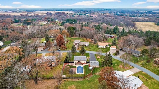 8657 Ironwood Trail N, Lake Elmo, MN 55042