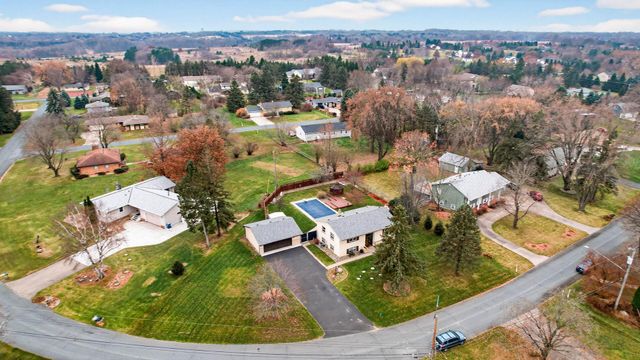 8657 Ironwood Trail N, Lake Elmo, MN 55042