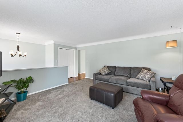 8657 Ironwood Trail N, Lake Elmo, MN 55042