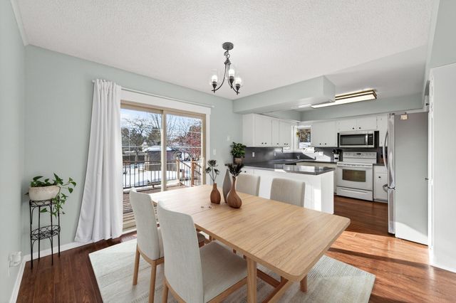 8657 Ironwood Trail N, Lake Elmo, MN 55042