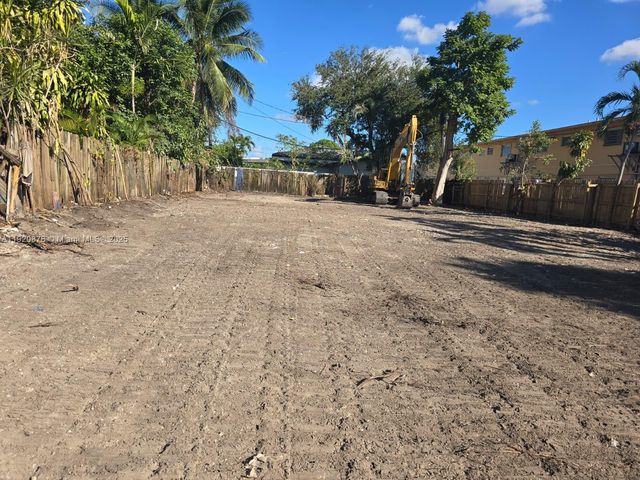 951 NW 37th Ave, Miami, FL 33125