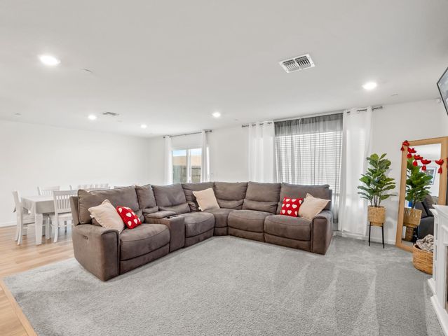 944 S Clover Avenue, Fresno, CA 93727