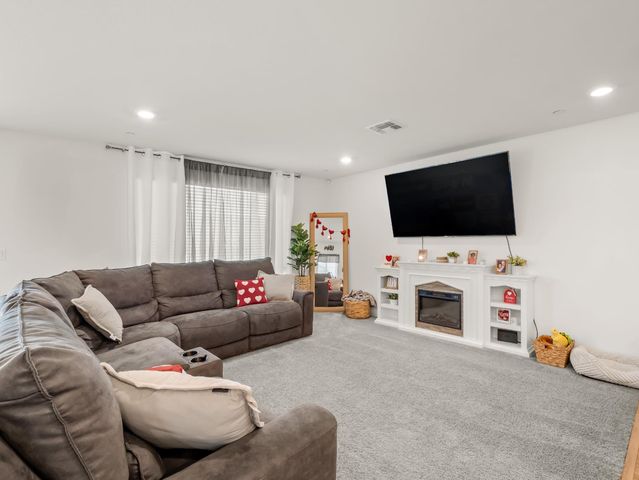 944 S Clover Avenue, Fresno, CA 93727