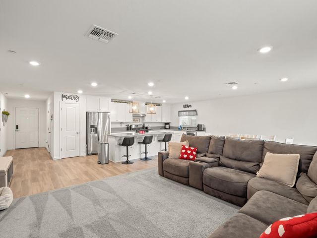 944 S Clover Avenue, Fresno, CA 93727