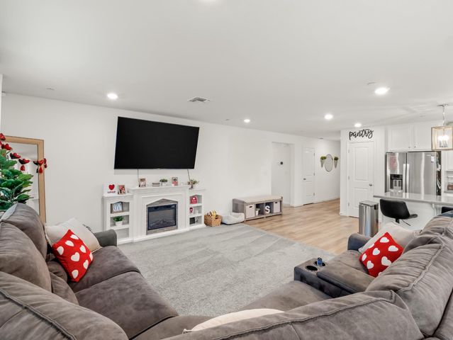 944 S Clover Avenue, Fresno, CA 93727