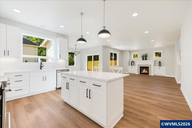 1915 Royal Crown Av NW, Salem, OR 97304