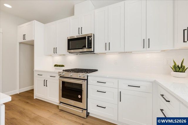 1915 Royal Crown Av NW, Salem, OR 97304