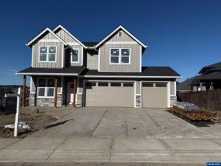 1915 Royal Crown Av NW, Salem, OR 97304