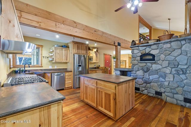 4719 Selle Rd, Sandpoint, ID 83864