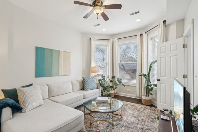 1712 N Washtenaw Avenue 2F, Chicago, IL 60647