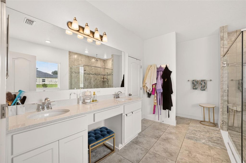 Image 22 of property listing at 5697 SW 215TH TERRACE, Newberry, FL 32669
