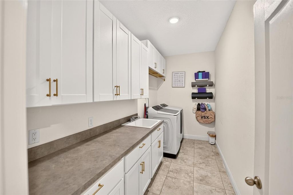 Image 35 of property listing at 5697 SW 215TH TERRACE, Newberry, FL 32669