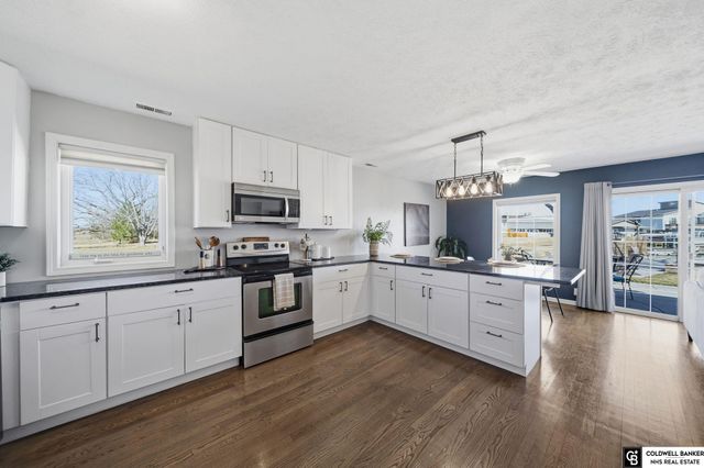 762 W Lakeshore Drive, Lincoln, NE 68528