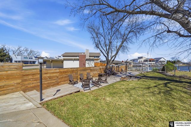 762 W Lakeshore Drive, Lincoln, NE 68528