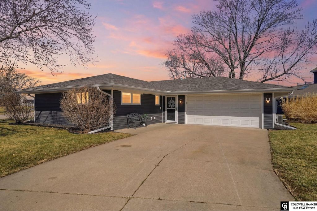 762 W Lakeshore Drive, Lincoln, NE 68528