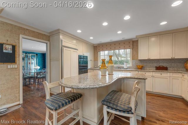 919 W Glengarry Circle, Bloomfield Hills, MI 48301