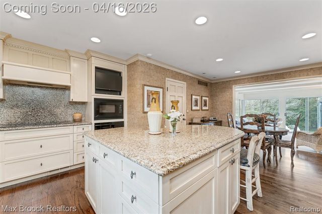 919 W Glengarry Circle, Bloomfield Hills, MI 48301