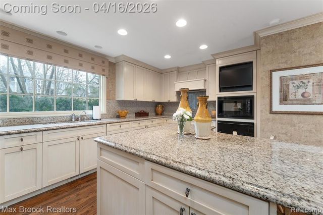 919 W Glengarry Circle, Bloomfield Hills, MI 48301