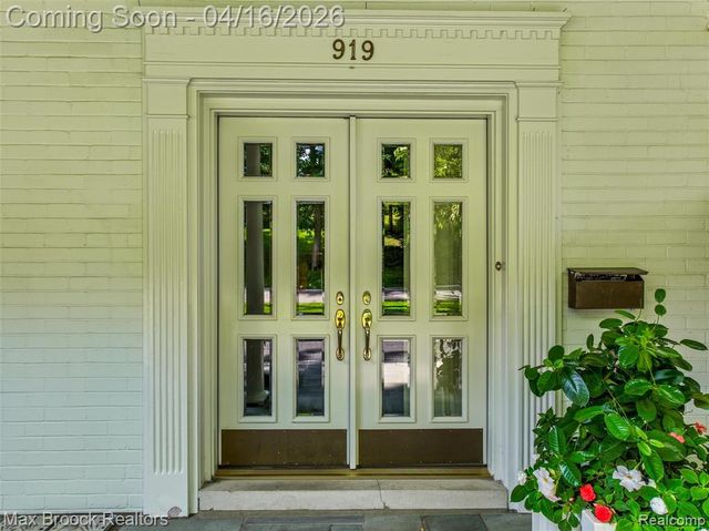 919 W Glengarry Circle, Bloomfield Hills, MI 48301