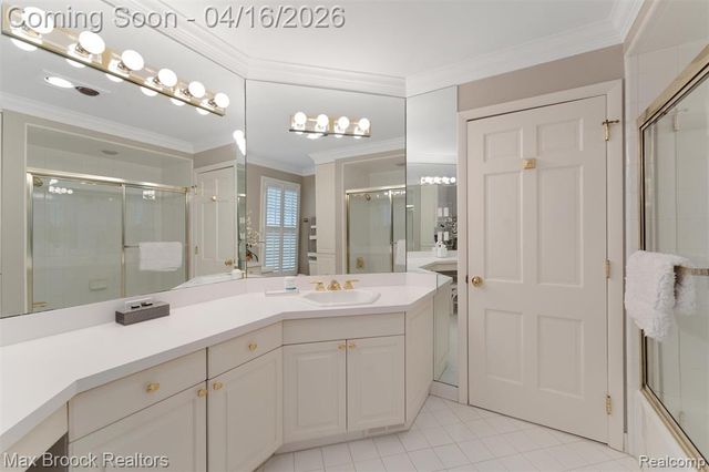 919 W Glengarry Circle, Bloomfield Hills, MI 48301