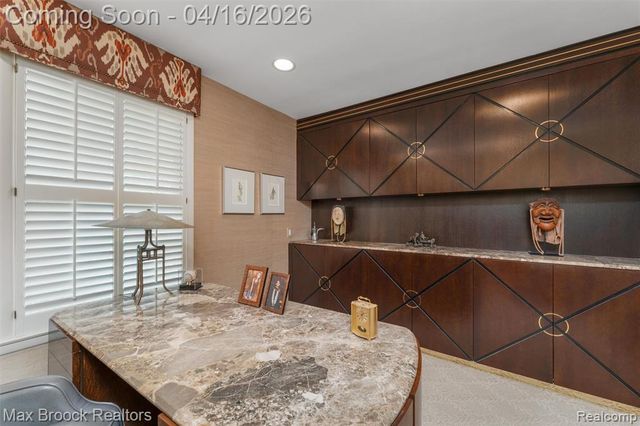 919 W Glengarry Circle, Bloomfield Hills, MI 48301