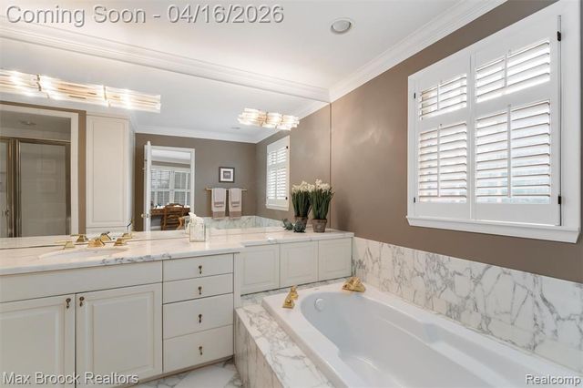 919 W Glengarry Circle, Bloomfield Hills, MI 48301