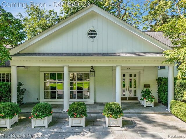 919 W Glengarry Circle, Bloomfield Hills, MI 48301