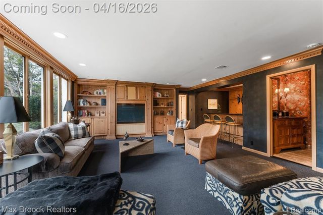 919 W Glengarry Circle, Bloomfield Hills, MI 48301