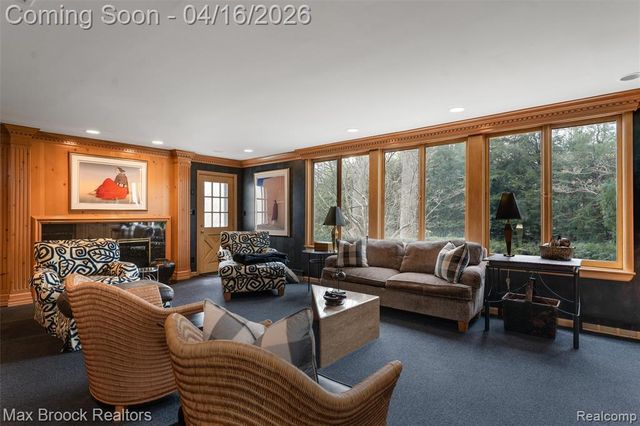 919 W Glengarry Circle, Bloomfield Hills, MI 48301