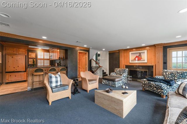 919 W Glengarry Circle, Bloomfield Hills, MI 48301