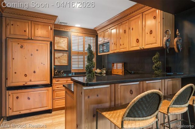 919 W Glengarry Circle, Bloomfield Hills, MI 48301