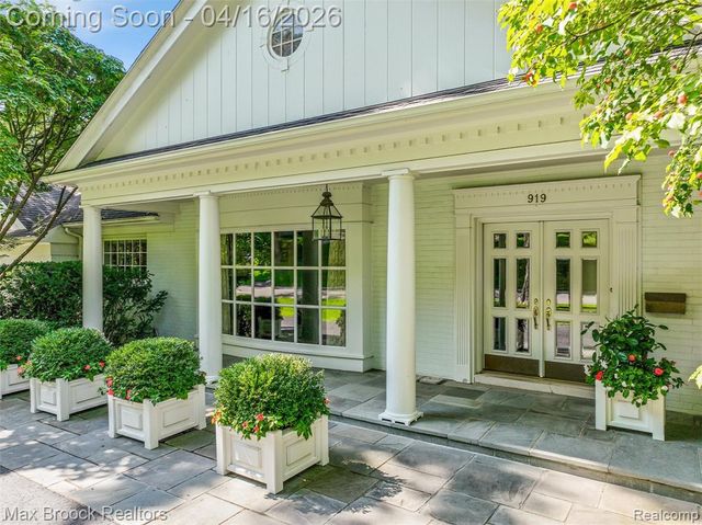 919 W Glengarry Circle, Bloomfield Hills, MI 48301