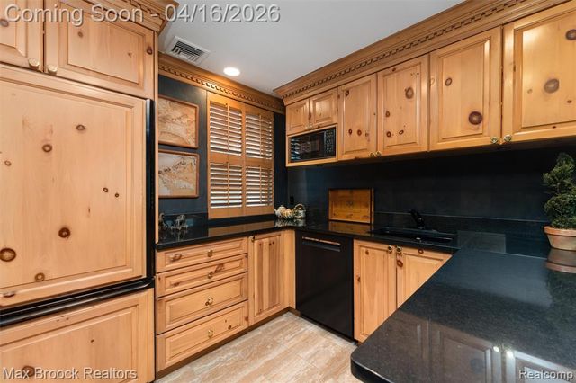 919 W Glengarry Circle, Bloomfield Hills, MI 48301