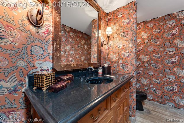 919 W Glengarry Circle, Bloomfield Hills, MI 48301
