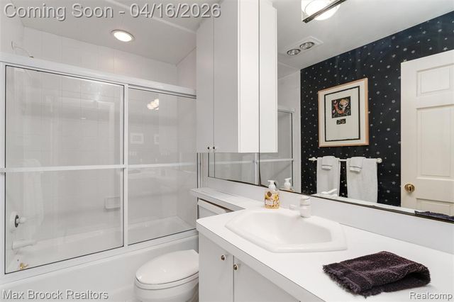 919 W Glengarry Circle, Bloomfield Hills, MI 48301