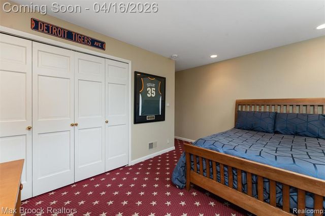 919 W Glengarry Circle, Bloomfield Hills, MI 48301