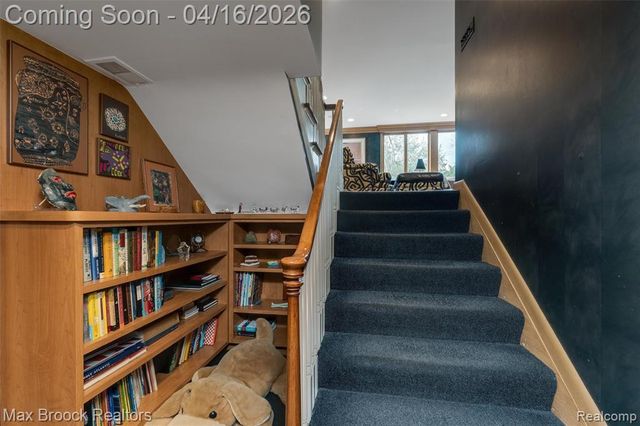 919 W Glengarry Circle, Bloomfield Hills, MI 48301