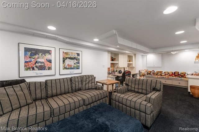 919 W Glengarry Circle, Bloomfield Hills, MI 48301