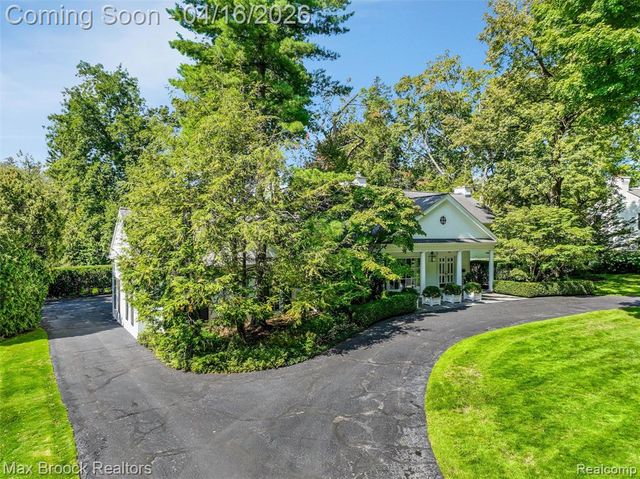 919 W Glengarry Circle, Bloomfield Hills, MI 48301