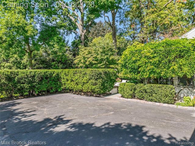 919 W Glengarry Circle, Bloomfield Hills, MI 48301
