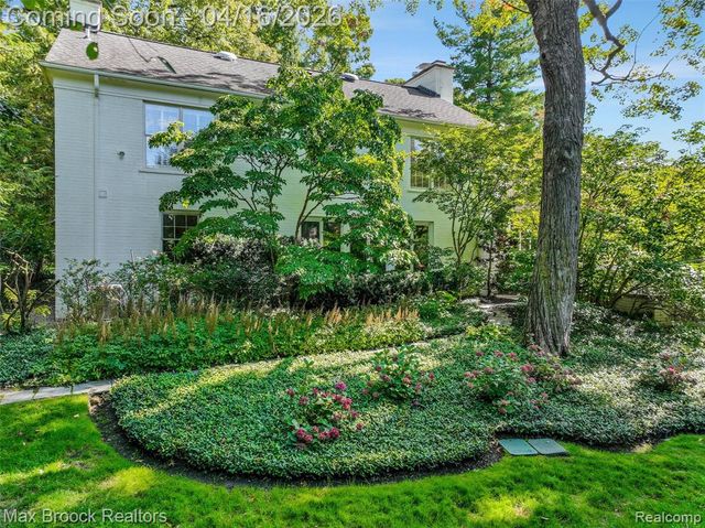 919 W Glengarry Circle, Bloomfield Hills, MI 48301