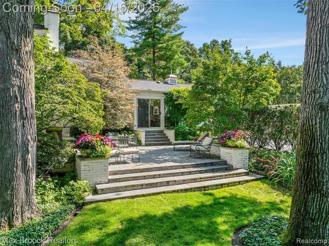 919 W Glengarry Circle, Bloomfield Hills, MI 48301