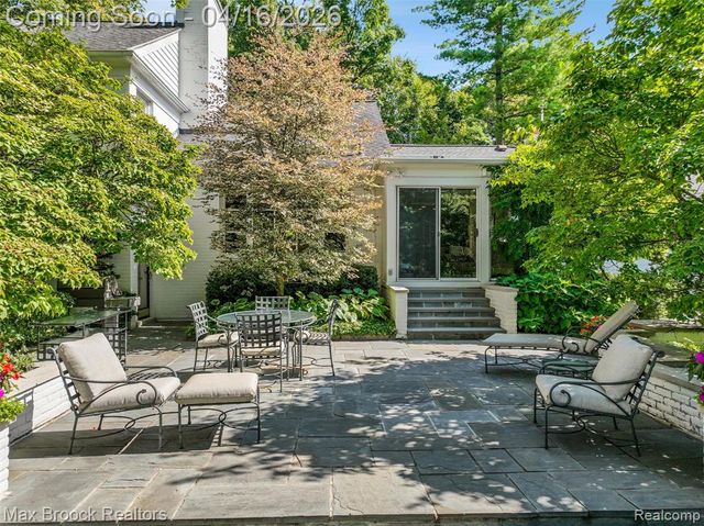 919 W Glengarry Circle, Bloomfield Hills, MI 48301