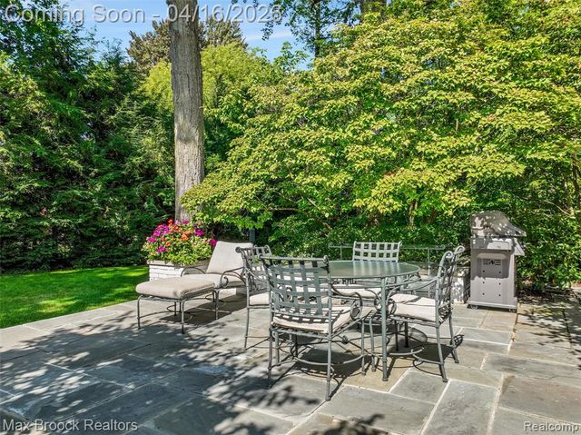919 W Glengarry Circle, Bloomfield Hills, MI 48301