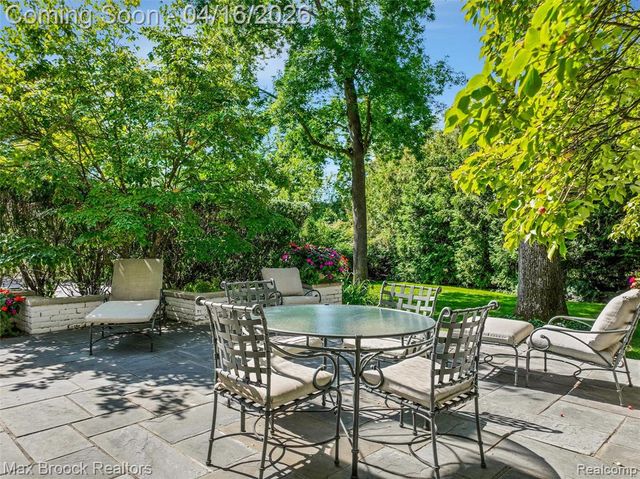 919 W Glengarry Circle, Bloomfield Hills, MI 48301