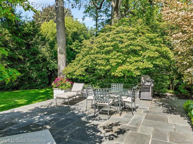 919 W Glengarry Circle, Bloomfield Hills, MI 48301