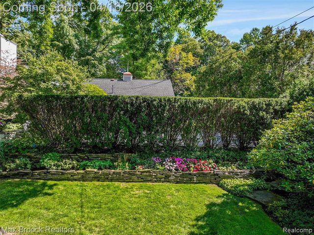 919 W Glengarry Circle, Bloomfield Hills, MI 48301