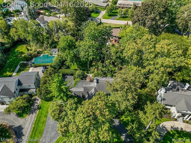 919 W Glengarry Circle, Bloomfield Hills, MI 48301