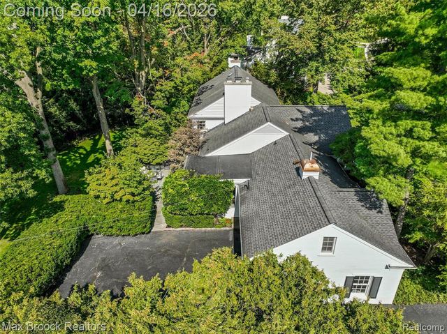 919 W Glengarry Circle, Bloomfield Hills, MI 48301