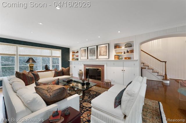 919 W Glengarry Circle, Bloomfield Hills, MI 48301